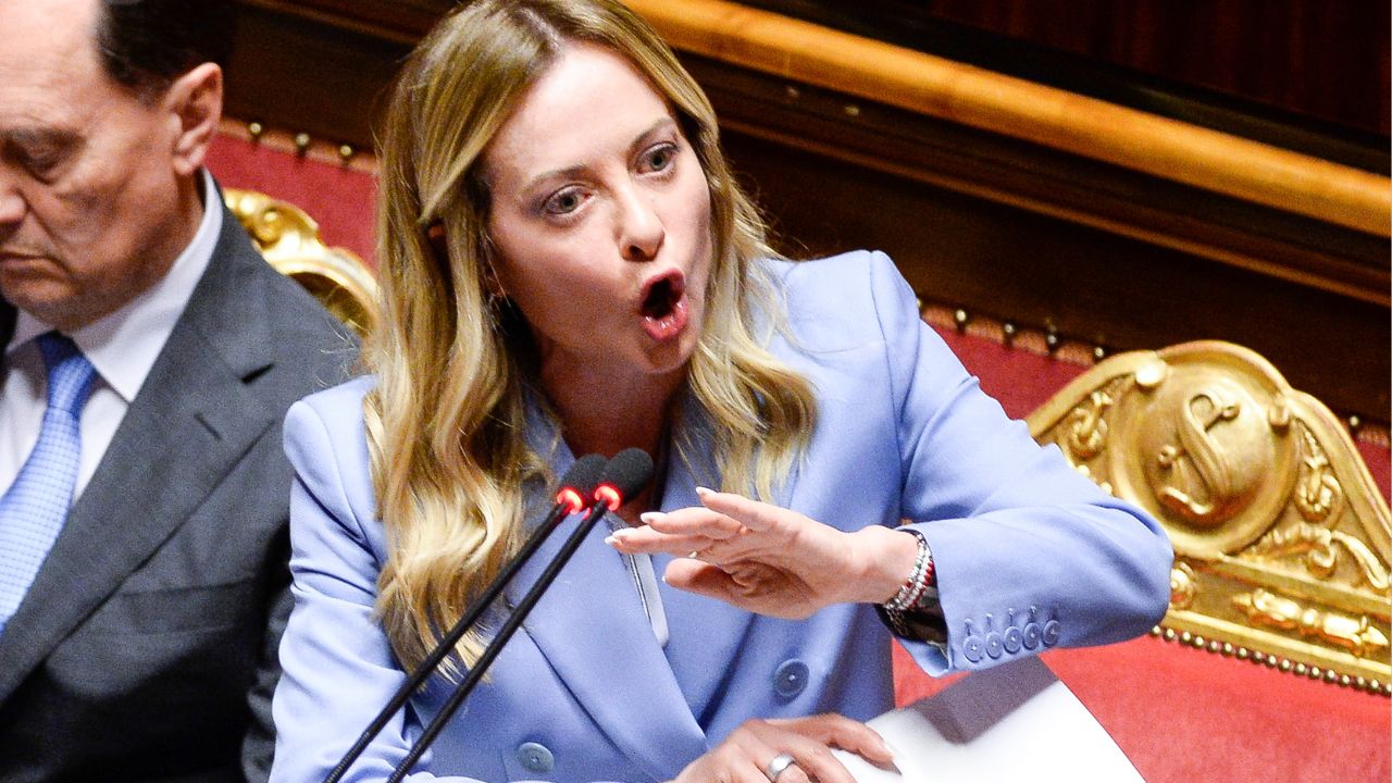 Meloni rompe il silenzio e attacca Vannacci: «Fa il gioco della sinistra». Lui rilancia: «Hanno paura»