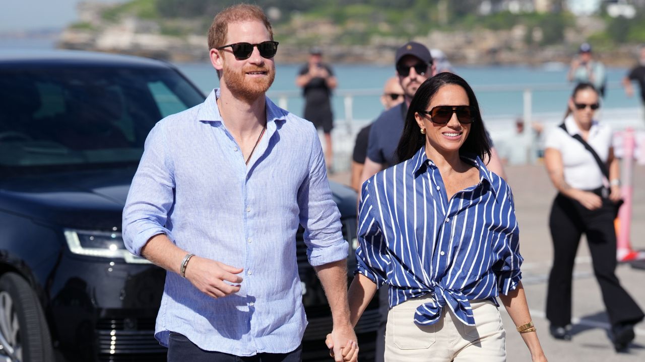 Harry e Meghan tornano in Gran Bretagna con Archie e Lilibet: sarà il primo viaggio di famiglia dopo quattro anni e riapre il giallo Windsor