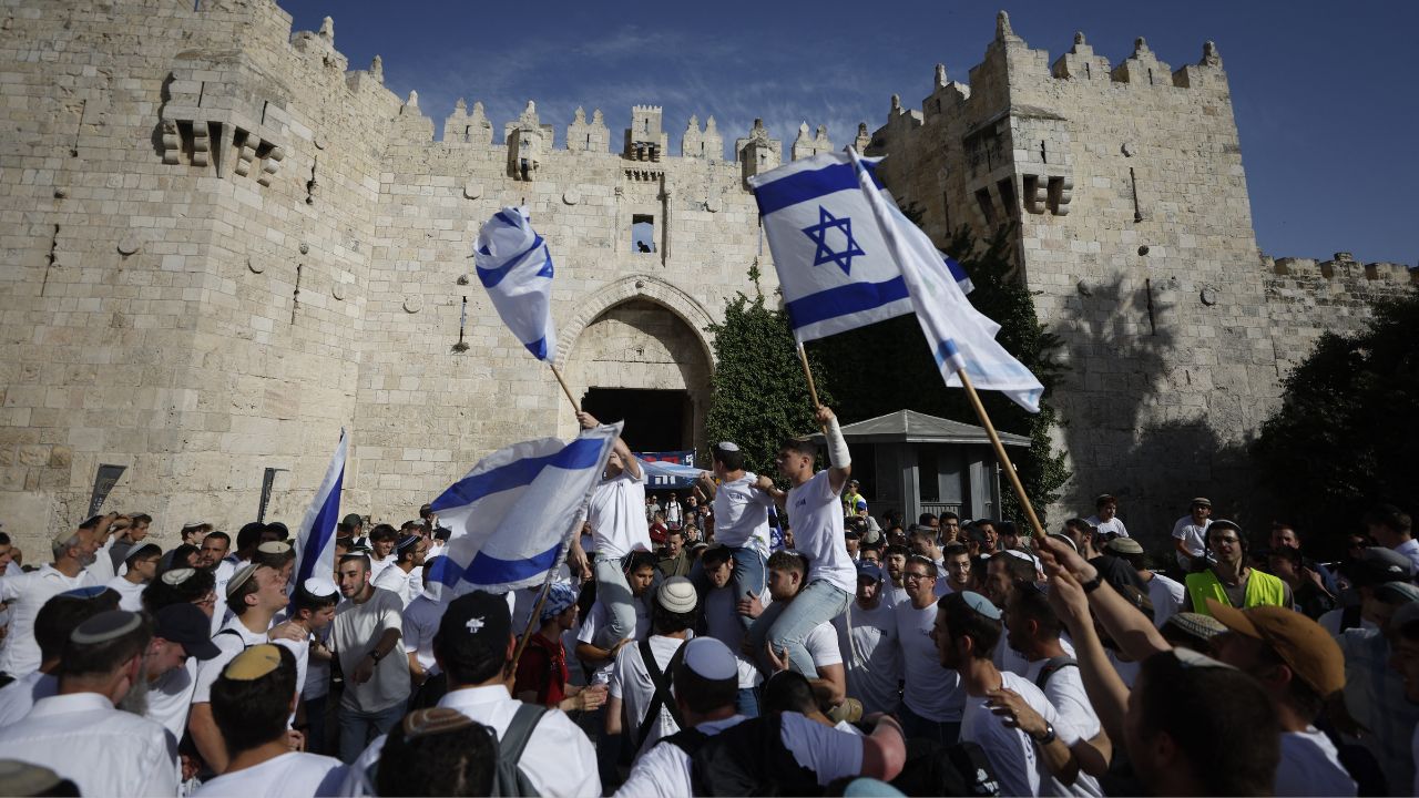 Israele, la nuova bandiera del Terzo Tempio: così l’estrema destra religiosa sogna uno Stato teocratico