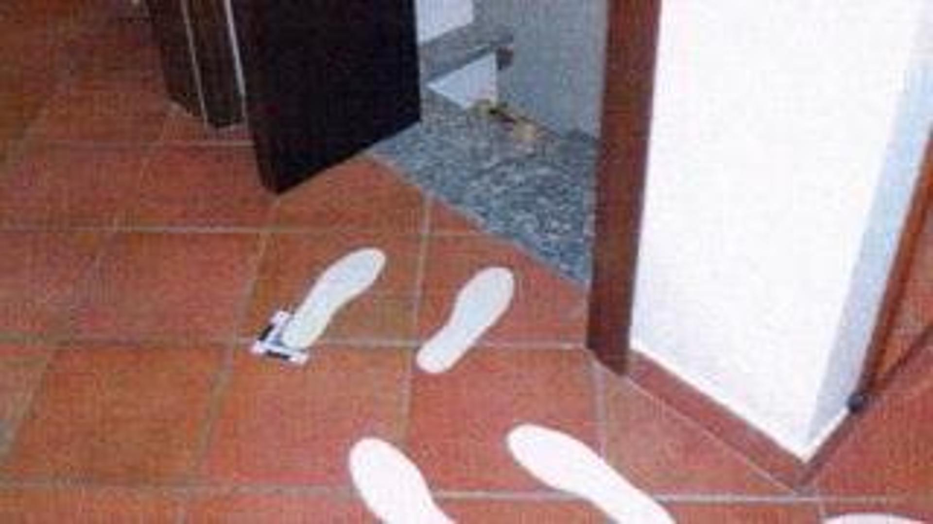Garlasco, una nuova consulenza riapre il caso delle scarpe di Alberto Stasi: «La porta cambia la traiettoria»