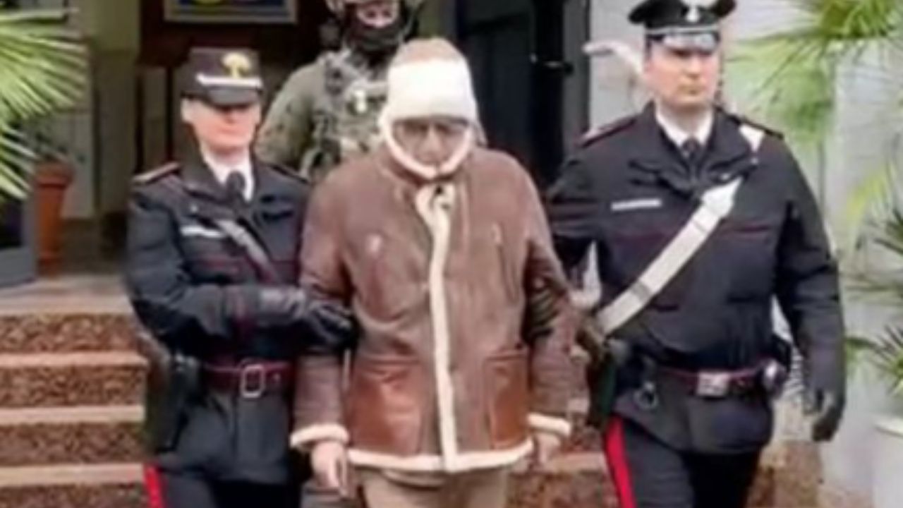 Messina Denaro, perquisito l’ex primario Francesco Burrafato: per la Procura sarebbe il misterioso “Parmigiano” dei pizzini del boss