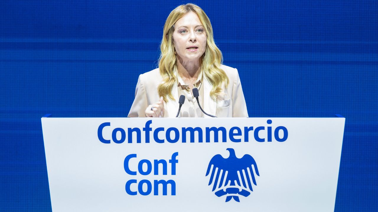 Meloni all’assemblea di Confcommercio: «Meno tasse sul ceto medio. No alla patrimoniale»