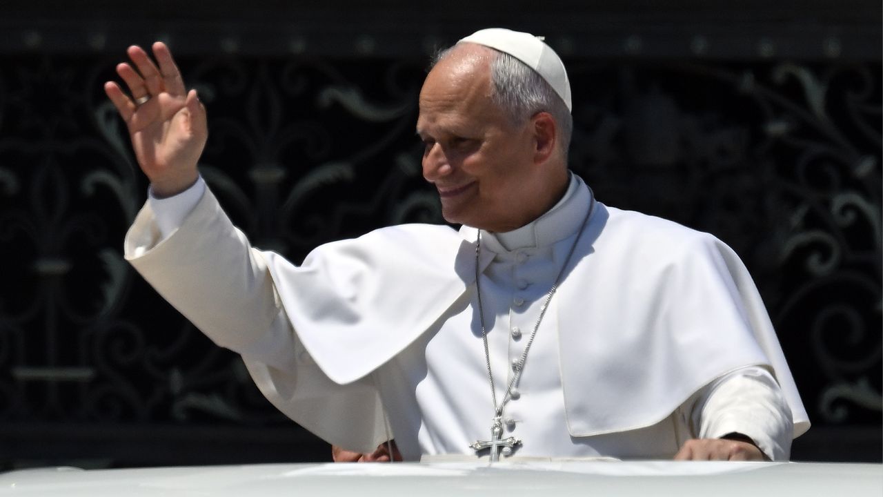 Leone XIV boccia la remigrazione: «Non è la risposta più cristiana». E chiede alla politica di smettere con gli insulti