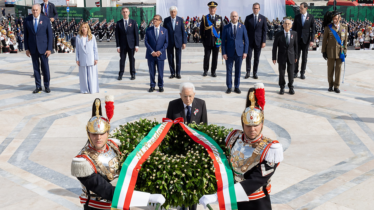 Sotto la fascia tricolore: la mappa cromatica del potere e la pagella al look dei politici alla parata dei Fori Imperiali