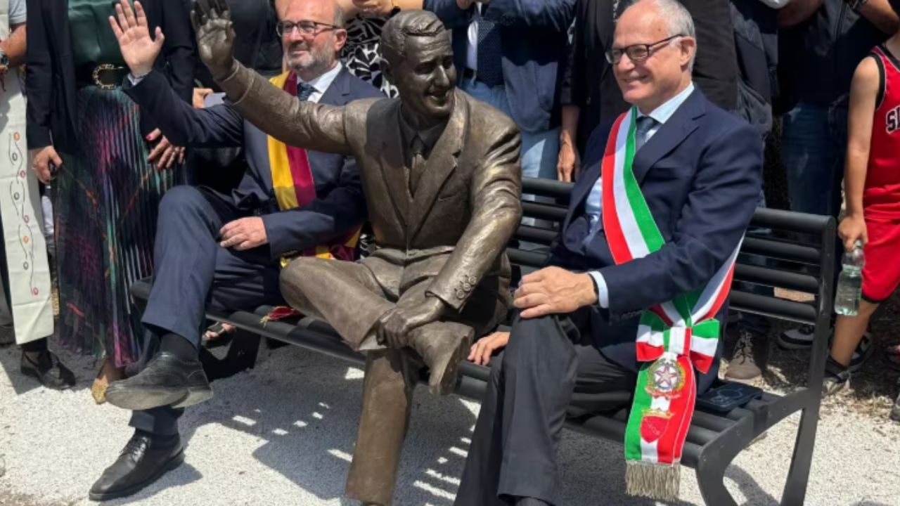 Statua Alberto Sordi e Sindaco Gualtieri