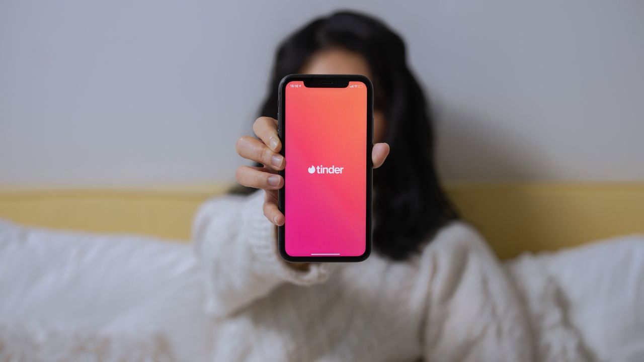 Mondiali, il vero torneo si gioca su Tinder tra incontro hot e gemmellaggi hard: altro che rigori, qui si vince a colpi di swipe