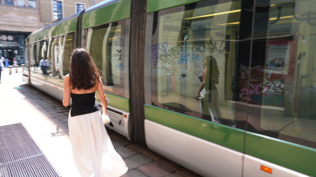 Milano, le donne riprese sui tram e finite nella chat dei dipendenti Atm: indagato un conducente, sospesi sei colleghi