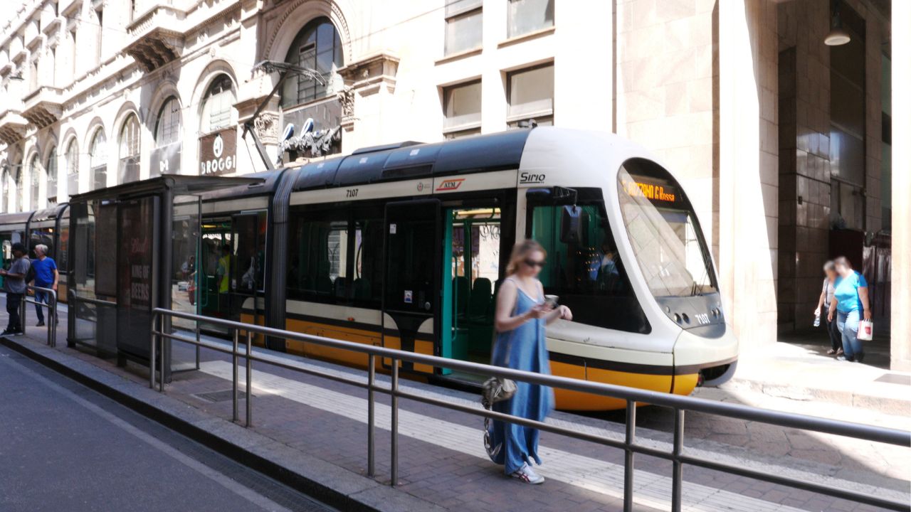 Attaccatevi al tram! I tranvieri porcelloni di Milano la fanno franca: archiviate le foto hot delle passeggere nella chat WhatsApp dell’ATM