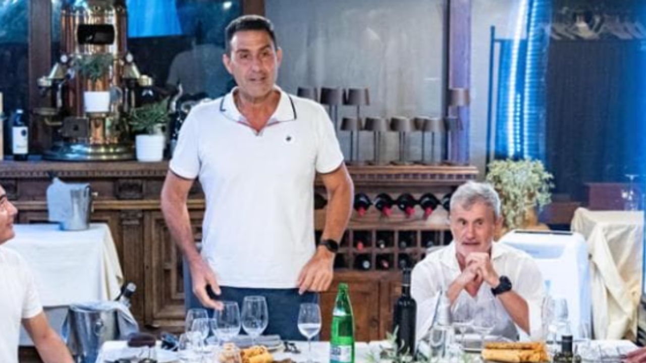 Alemanno torna in scena e brinda con Vannacci: cori nostalgici, “a noi” e prove tecniche di destra fuori dal recinto