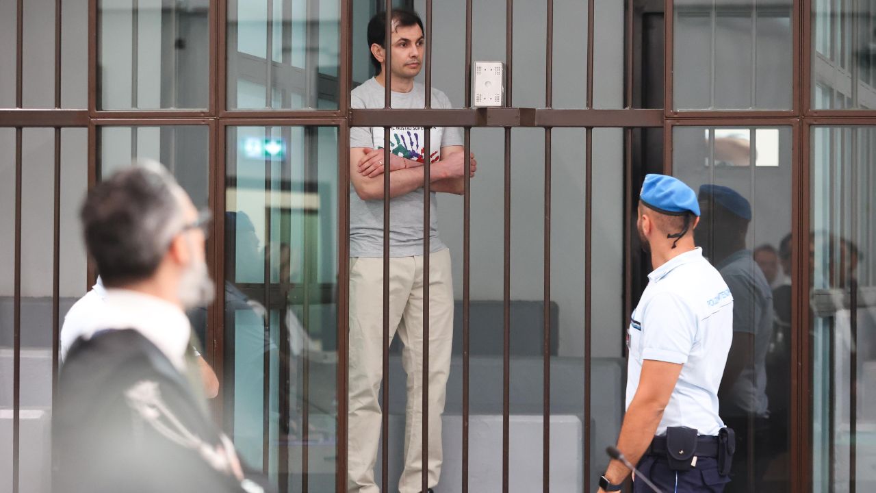 Ergastolo per Vasile Frumuzache, il killer delle due escort romene: condannato anche a 18 mesi di isolamento diurno