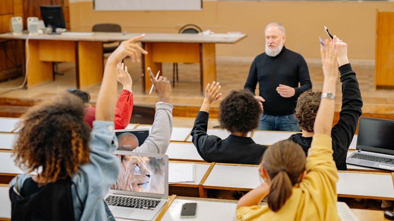 Scandalo al Liceo Tasso di Roma: braccialetto elettronico per un professore accusato di molestie e stalking alle studentesse