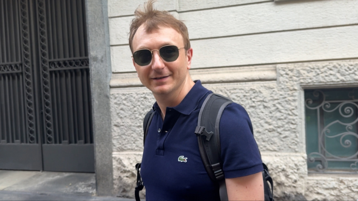 Alberto Stasi in libertà, scherza con i cronisti fuori dall’ufficio: «Vi sono passato davanti e non mi avete visto»
