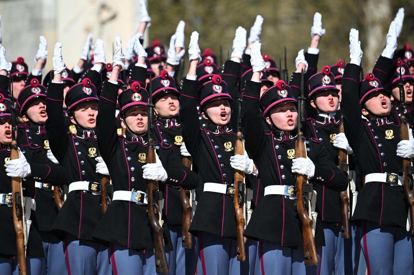 Milano, docente della Scuola Militare Teulié arrestato: “Abusi sessuali sugli studenti in vista della maturità”
