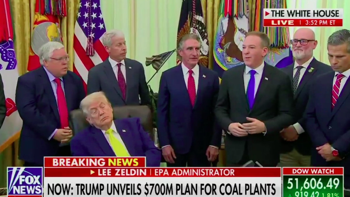 Trump si addormenta nello Studio Ovale: nuove polemiche sulla salute del presidente