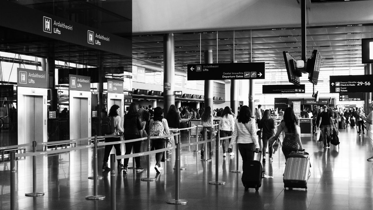 Bagaglio, prenotazione del posto e cambio di volo: decollano i prezzi dei biglietti aerei