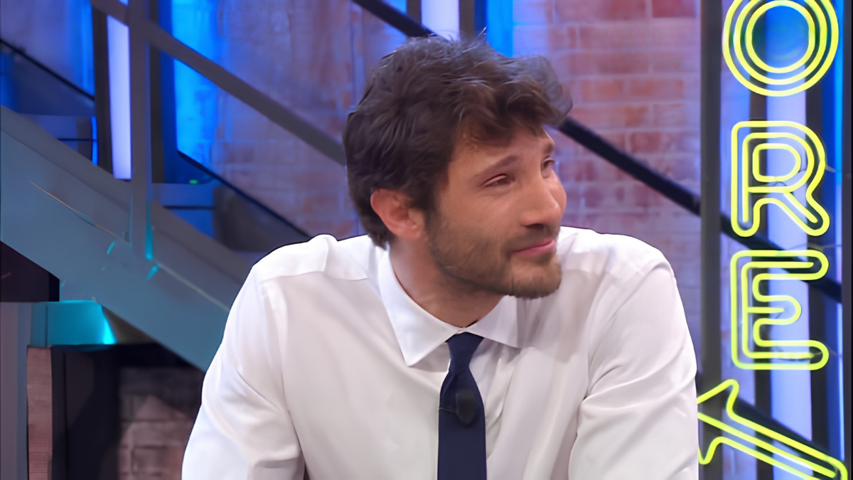 Stefano De Martino si commuove nell’ultima puntata di Affari tuoi: «Grazie, Teatro delle Vittorie. Addio!»