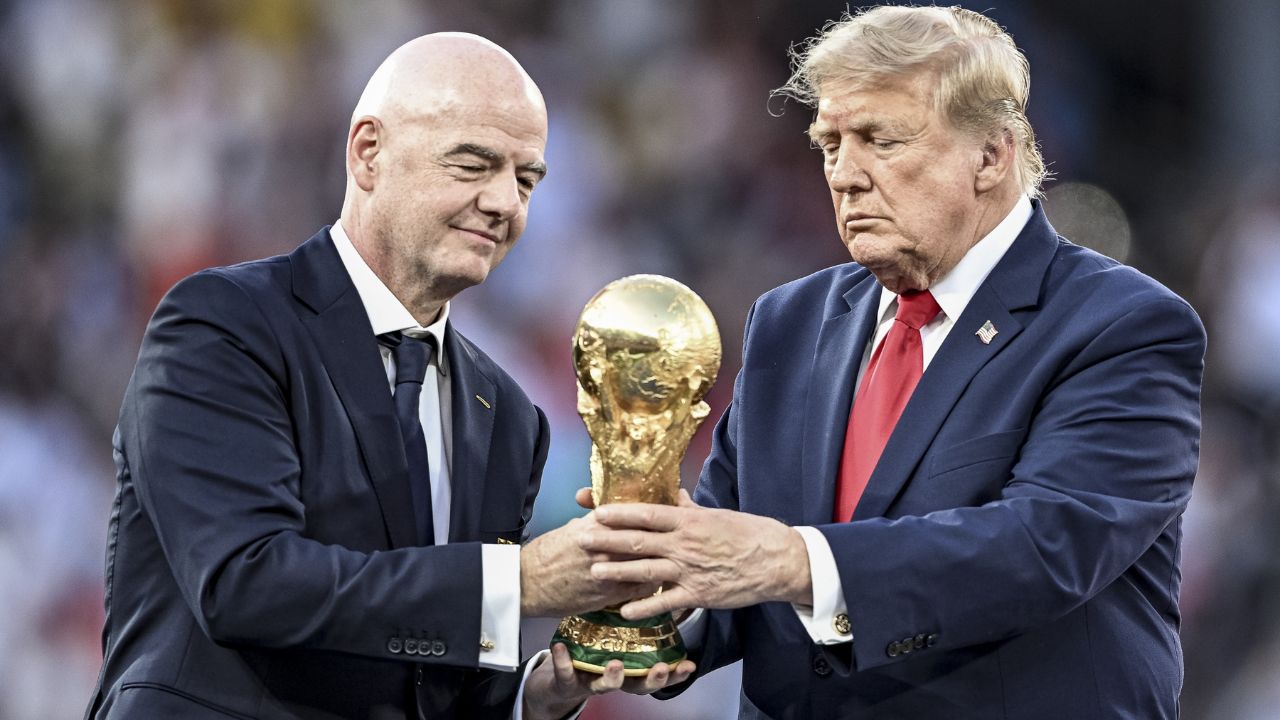 Trump e Infantino spremono i tifosi fino all’ultimo centesimo: la Fifa incassa 15 miliardi e vende le zolle della finale a 3mila dollari