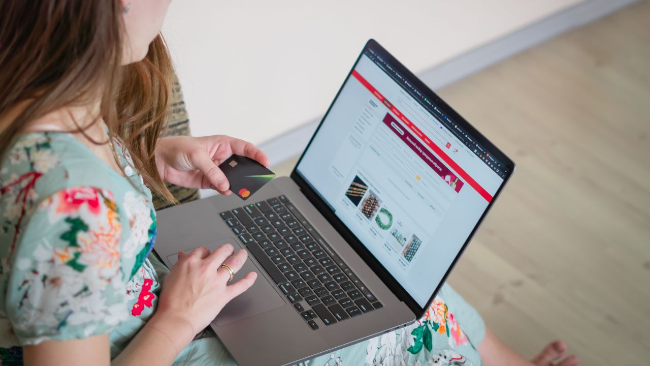 Multa Ue a AliExpress da 550 milioni, violata la legge europea sui servizi digitali: venduti prodotti non conformi o contraffatti