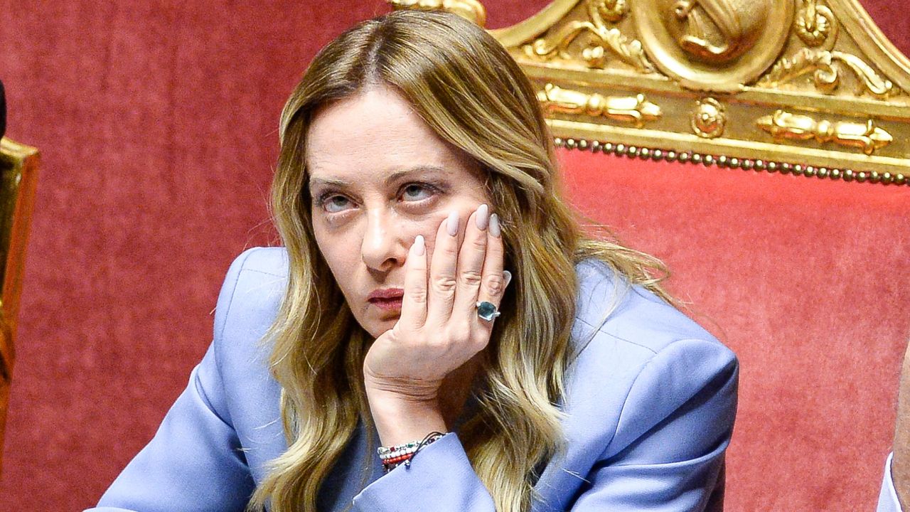 TeleMeloni apre il comitato elettorale del 2027: amici, fedelissimi e miracolati occupano la Rai mentre preparano il silenziatore per Ranucci