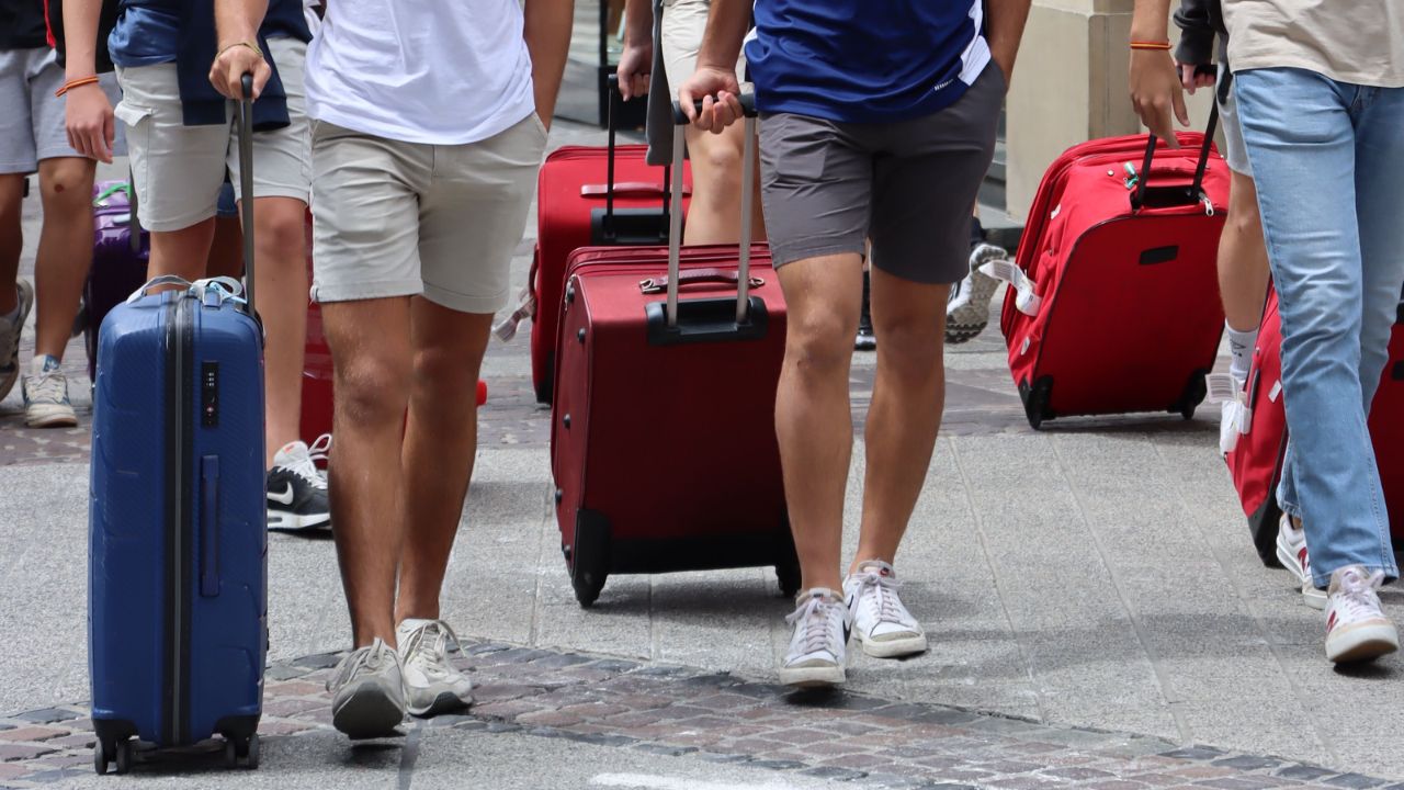 Meno giovani e più pensionati: via dall’Italia 550mila under 35, il ricambio al lavoro è sempre più difficile