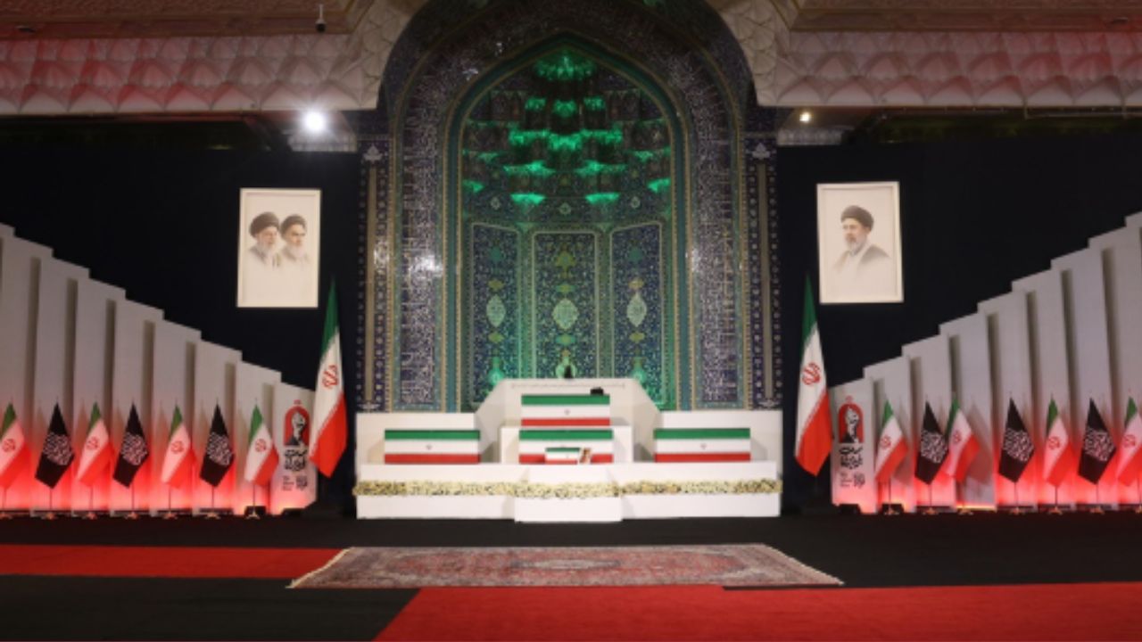Funerali Khamenei: la salma arriva a Teheran nella Grande Moschea