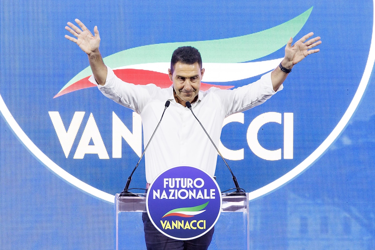 Centrodestra, l’effetto Vannacci agita Fratelli d’Italia: i sondaggi preoccupano Meloni e complicano la corsa verso Roma e Milano