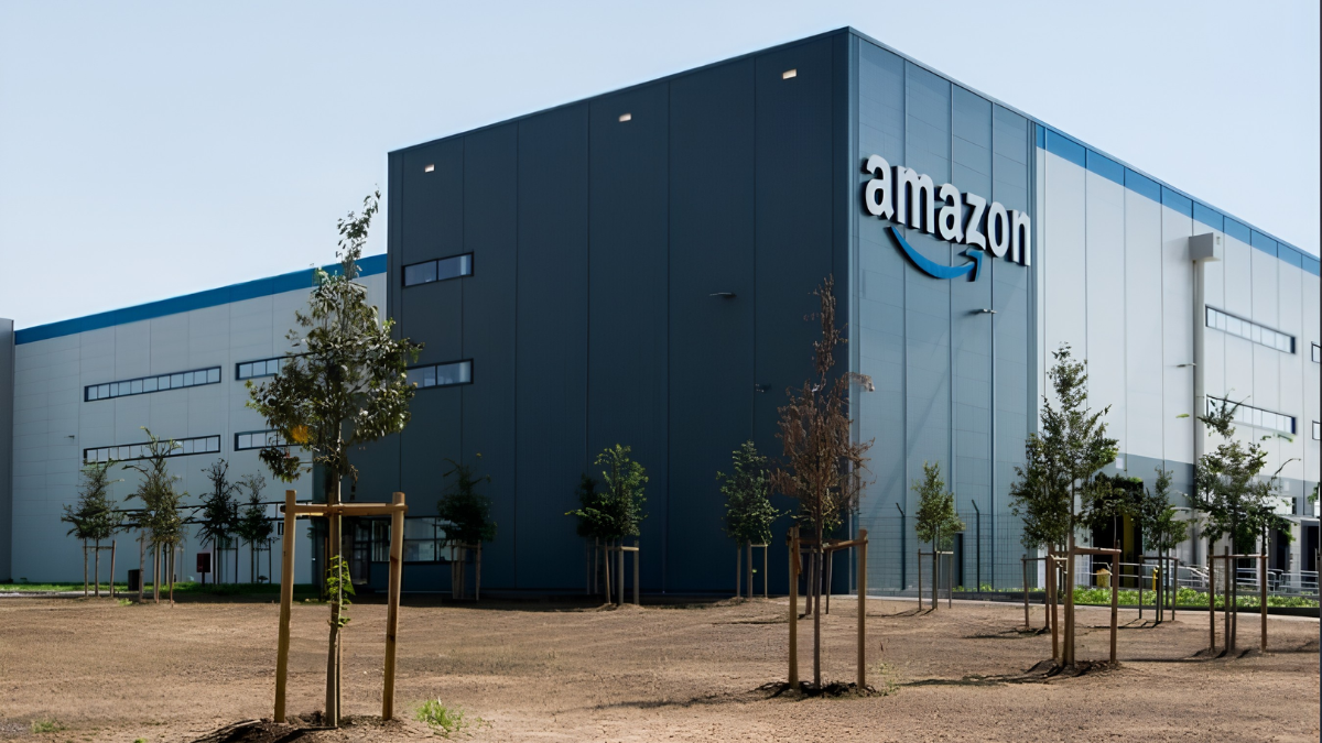 Amazon lascia l’hub fantasma di Gioia Tauro: il capannone mai usato, l’affitto milionario e l’ombra della ’ndrangheta