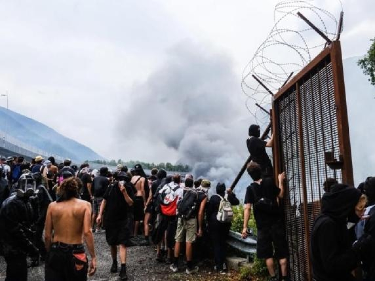 No Tav, stretta dopo la guerriglia di Chiomonte: identificati già 450 manifestanti, oltre 120 agenti feriti negli scontri