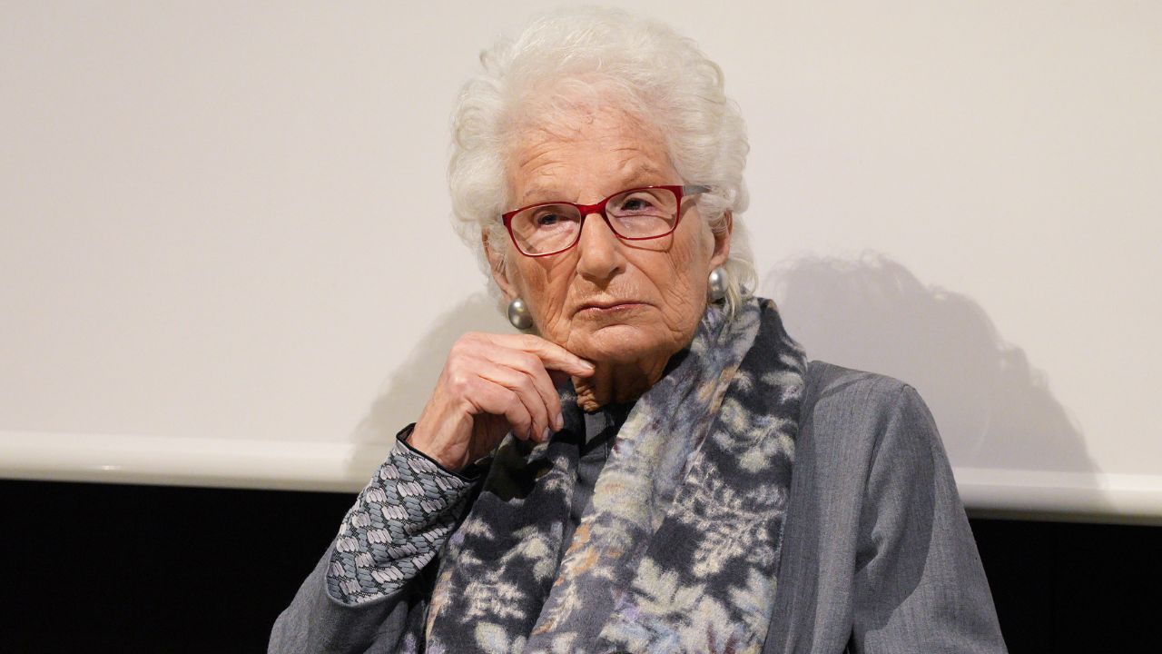 Insultava Liliana Segre sui social, ora arriva il conto: quattro mesi di carcere e risarcimento per uno degli hater