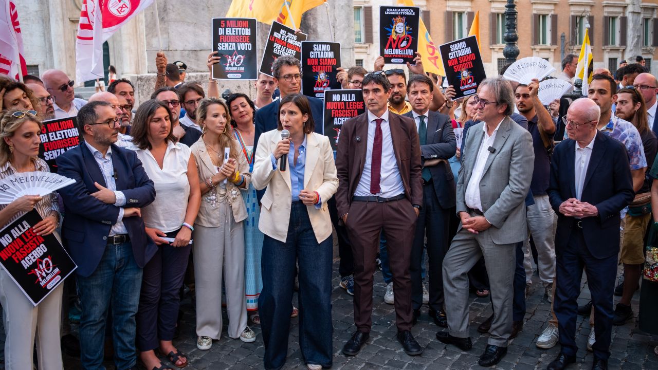 Pd, cresce la rivolta contro le primarie Schlein-Conte: «Ci indeboliscono e fanno il gioco di Meloni». E i cattolici alzano la voce