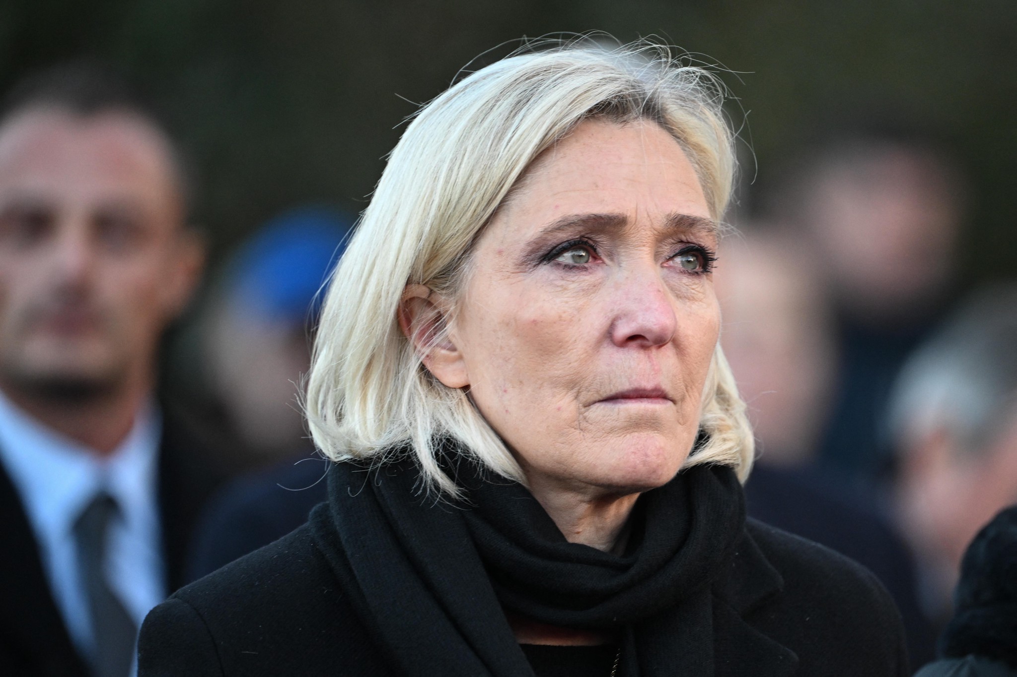 Marine Le Pen condannata, ma può correre per l’Eliseo: pena ridotta, braccialetto elettronico e corsa al 2027 ancora aperta