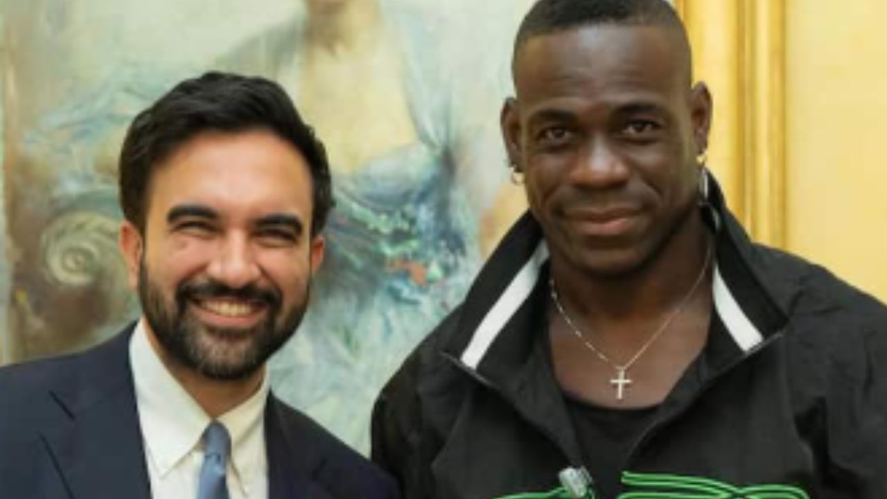 Mario Balotelli conquista New York: l’incontro con il sindaco Mamdani diventa virale. E spunta la maglia del «Why Always Me»