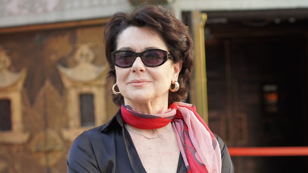Monica Guerritore, la battaglia segreta contro il tumore: i mesi di chemio, la paura dei flash e quel sorriso protetto da una parrucca