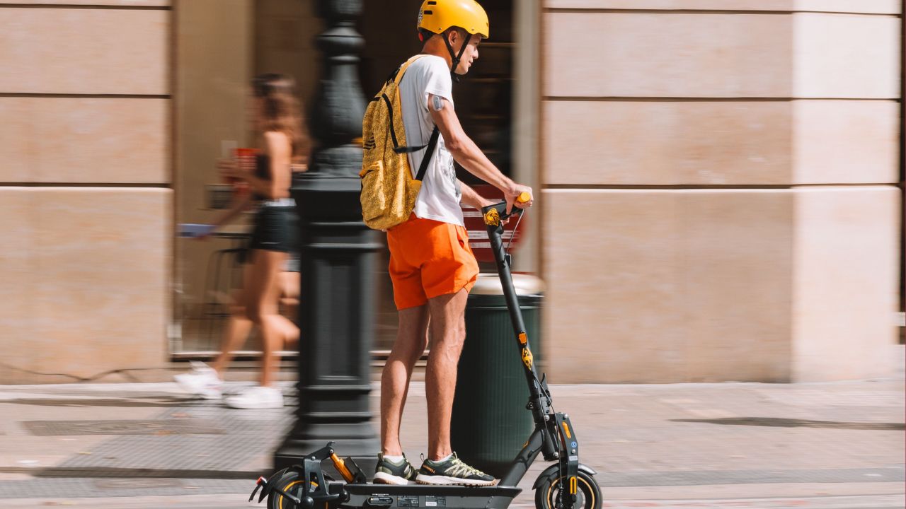 Scatta l’obbligo di assicurazione per i monopattini, costo tra 35 e 55 euro
