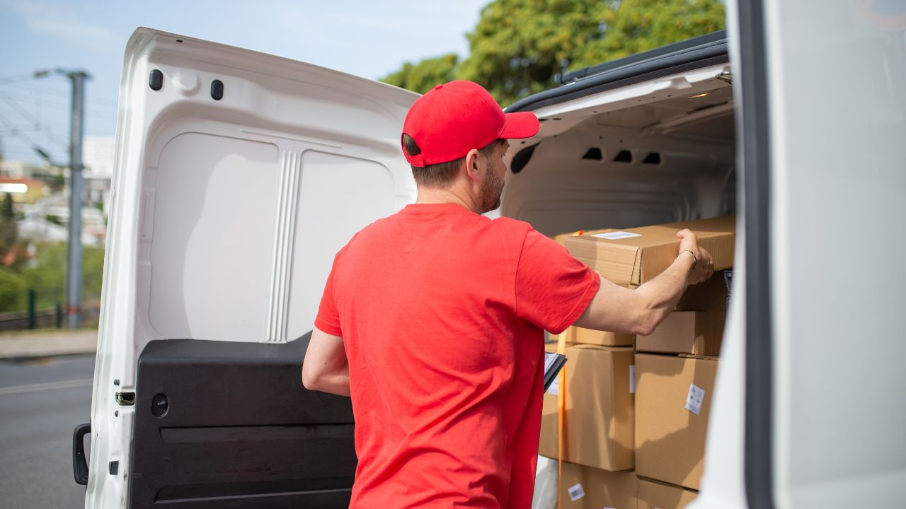 Stangata sulle spedizioni, arriva la tassa da 3 euro sui pacchi in arrivo dai Paesi extra Ue