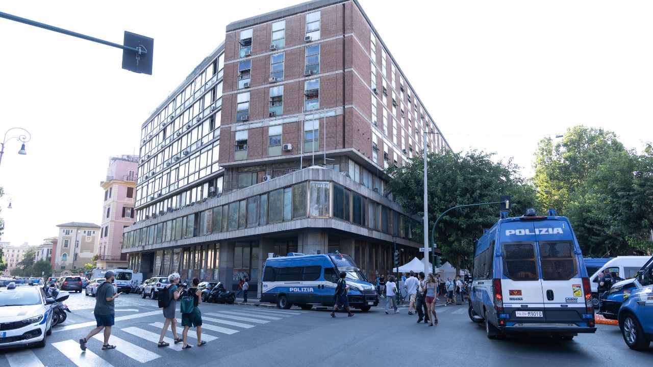 Spin Time Labs, dopo l’incendio centinaia di persone fuori casa. Ma perché la destra vuole sgomberarlo?