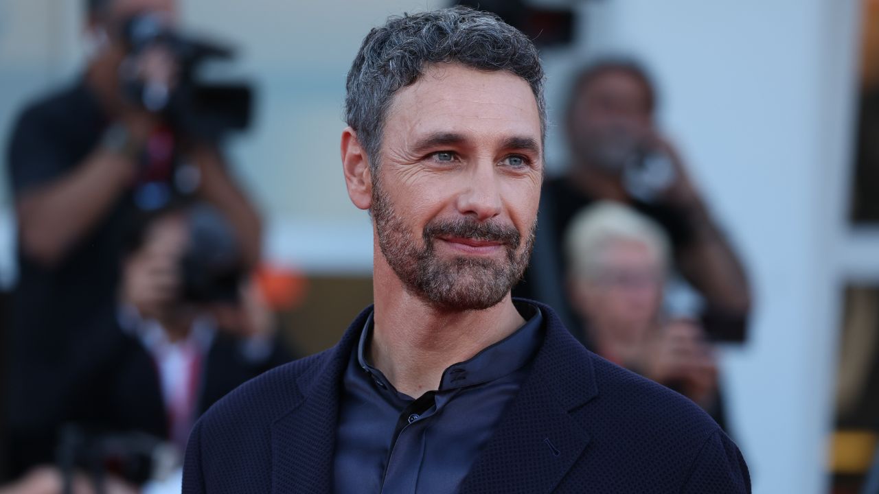 Raoul Bova parla dopo scandalo “occhi spaccanti”: “Violata la mia privacy, un reato cavalcato dai media”, su Rocío spunta una verità amara