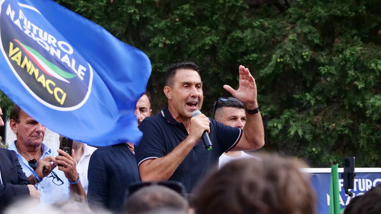 Chi finanzia Roberto Vannacci? Il leader di Futuro Nazionale apre ai soldi esteri e riaccende l’ombra dei finanziamenti sovranisti