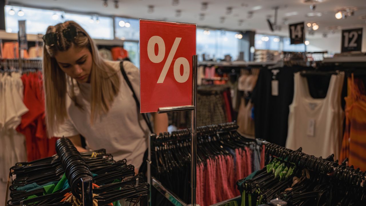Saldi estivi, gli italiani spenderanno oltre 3 miliardi di euro. Le regole da seguire per un acquisto sicuro