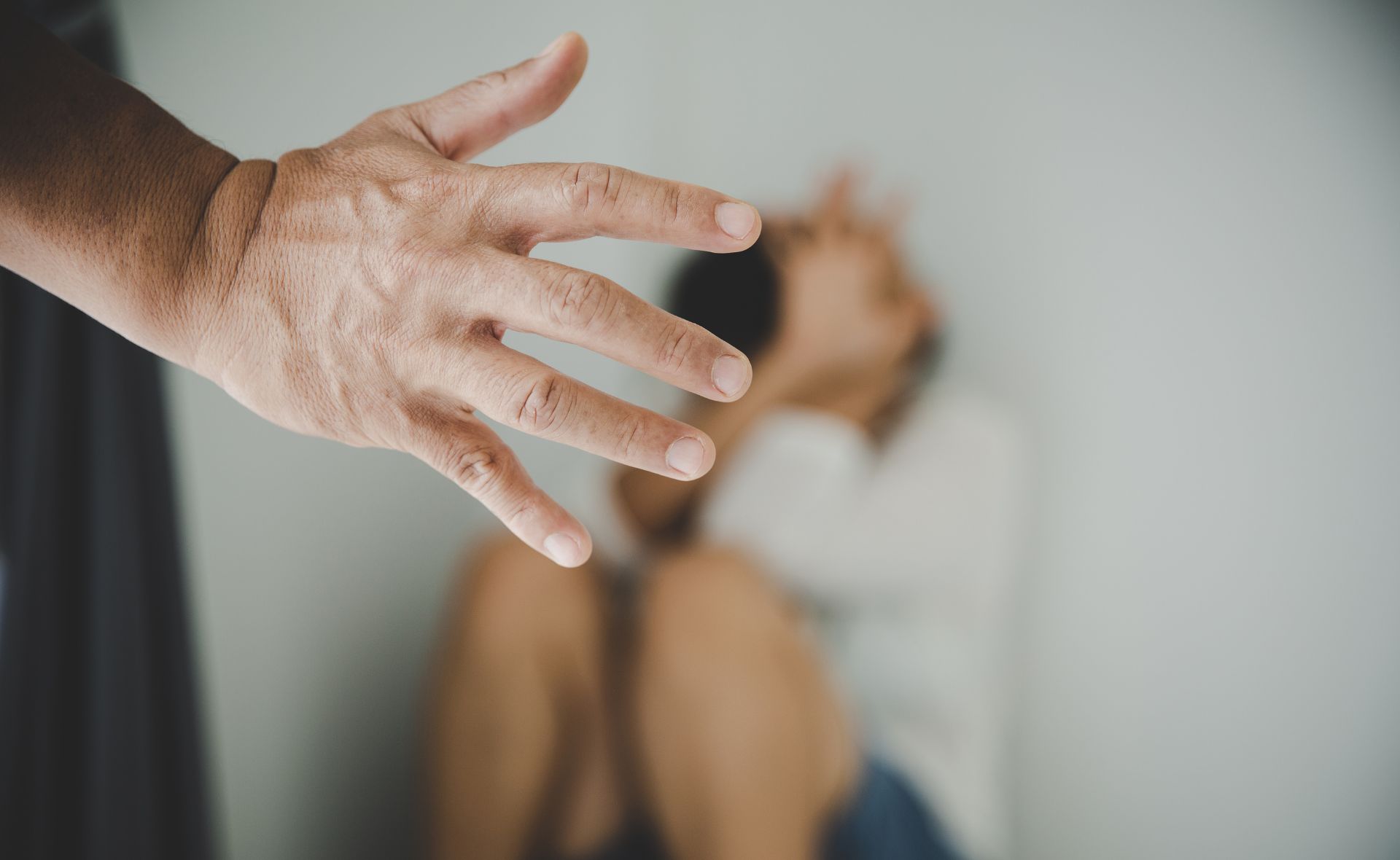 Uno schiaffo alla figlia e lei lo denuncia, padre indagato: il caso che scuote una comunità del Leccese