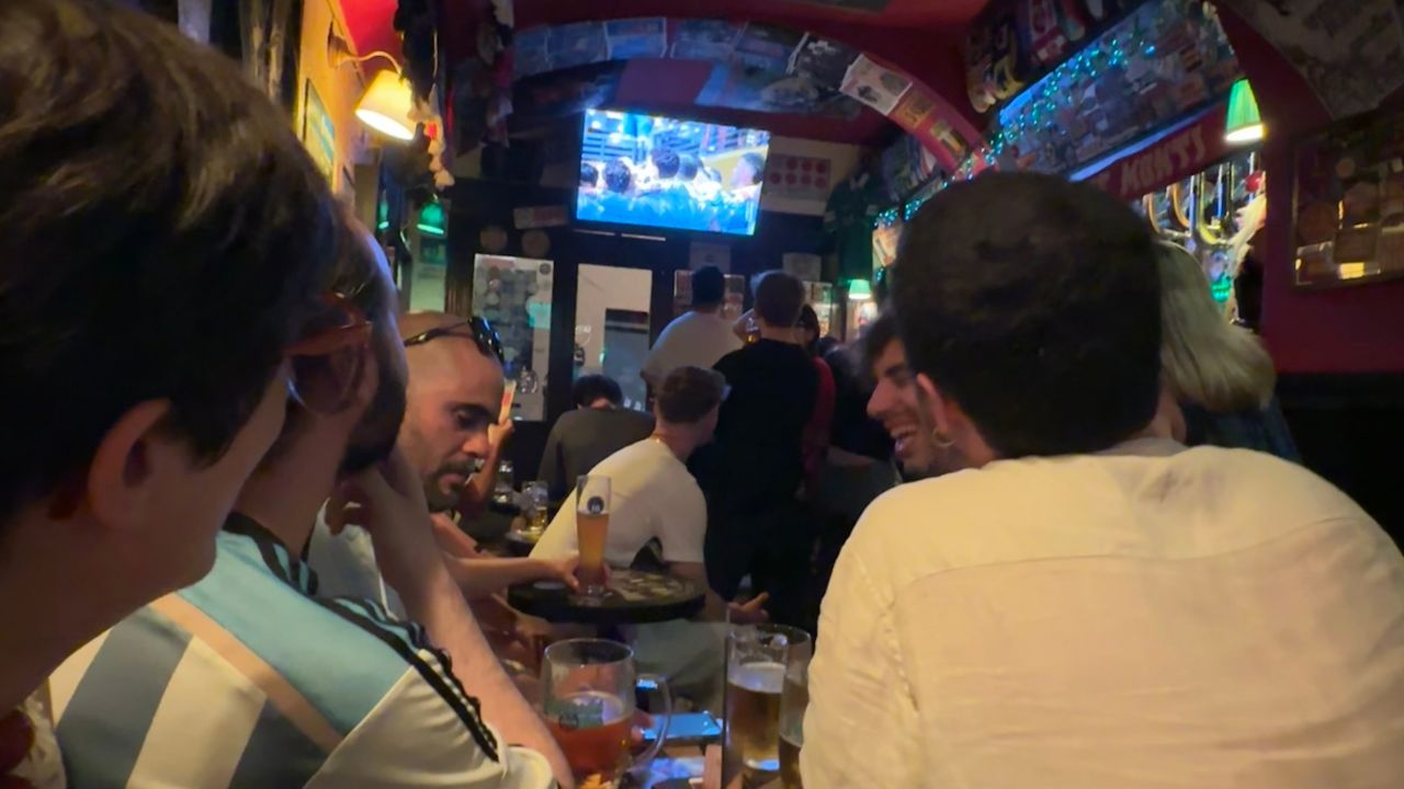 La finale dei Mondiali vista in un pub del Rione Monti: la Spagna è Campione, tra birre, cori e fischi a Trump