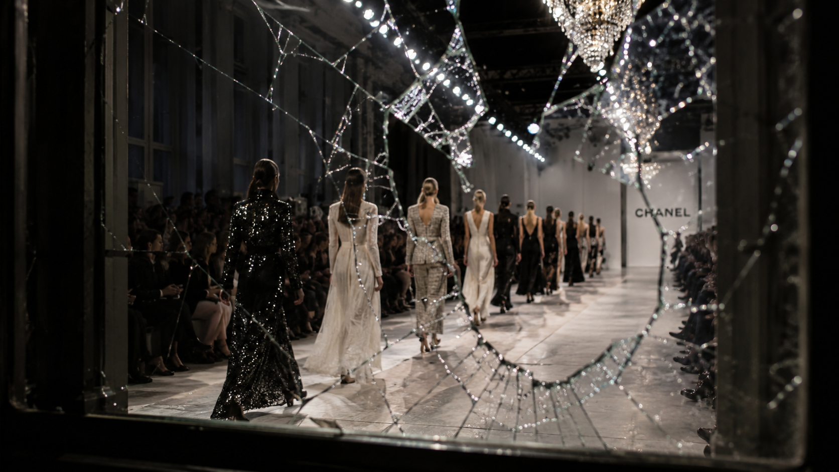 Lavoro sfruttato nella moda, l’inchiesta si allarga ai big del lusso: nel mirino le filiere di Chanel, Cucinelli, Etro, Moncler e Bulgari