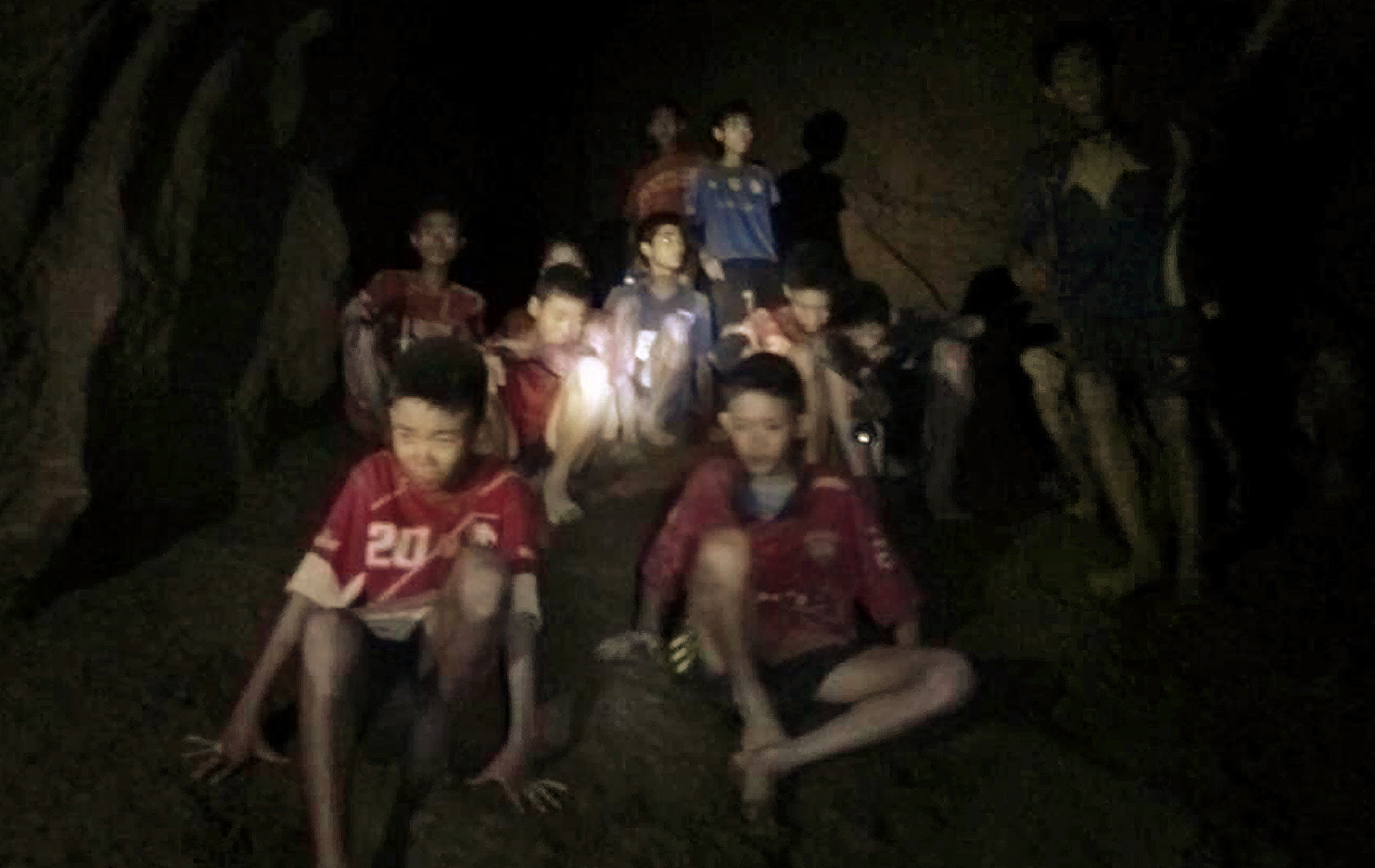 Dentro la grotta dei 12 ragazzi intrappolati in Thailandia: otto anni dopo rivive l’operazione impossibile che li salvò