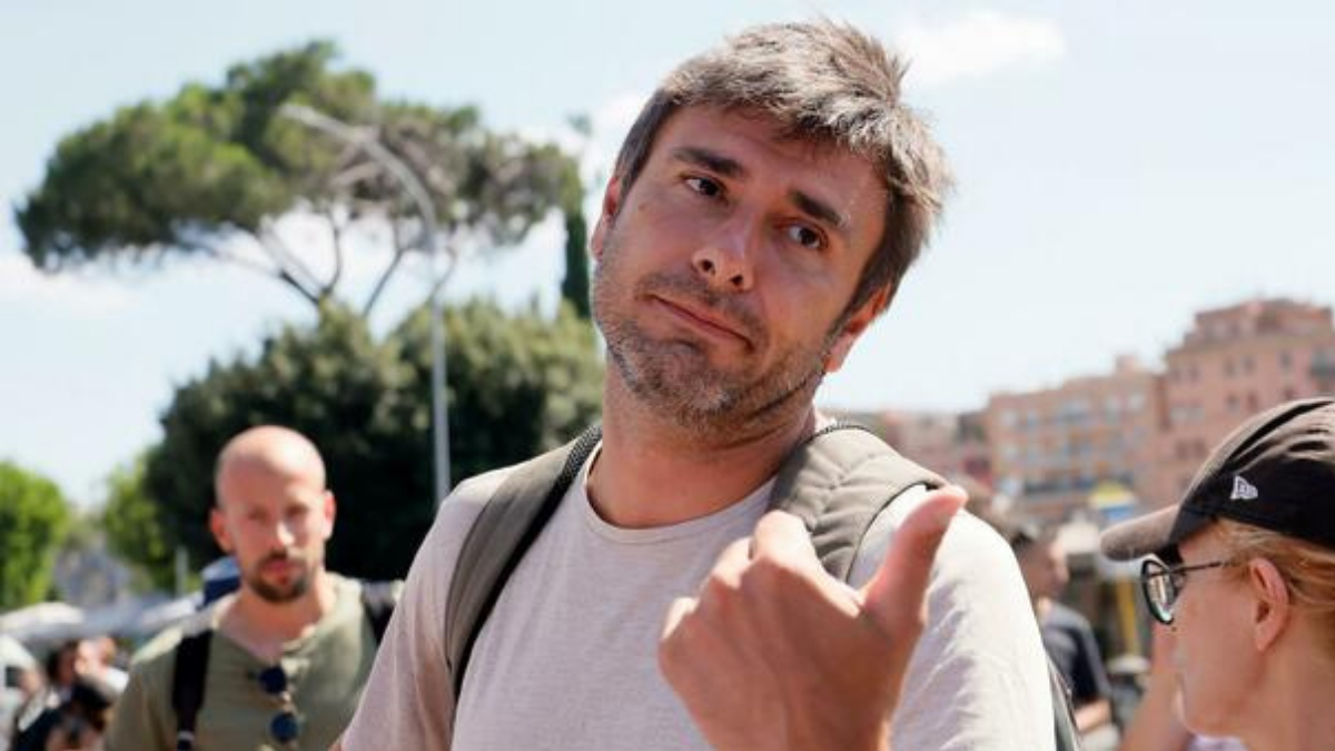 Di Battista dall’ospedale scherza e chiede una pizza: «Tornerò presto». Meloni lo chiama, Conte manda due medici del Gemelli a Cuba