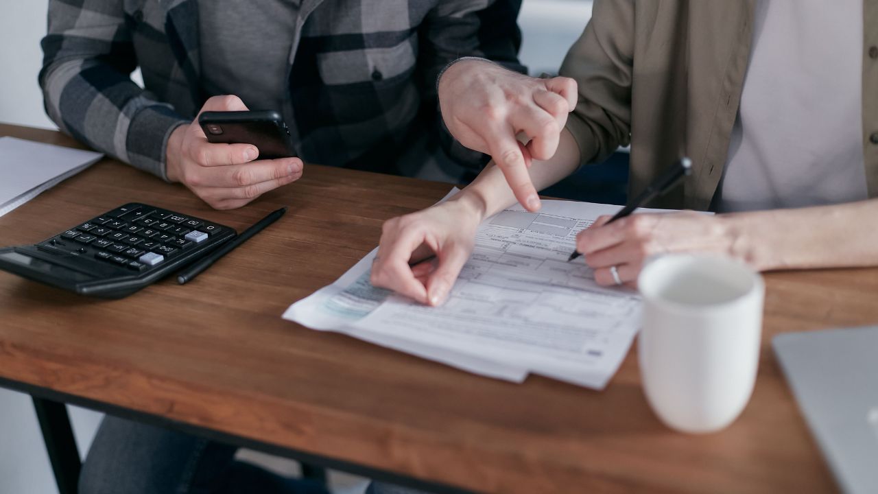 Bollette, Nomisma lancia l’allarme: consumi elettrici da record, stangata da 515 euro per i bilanci familiari