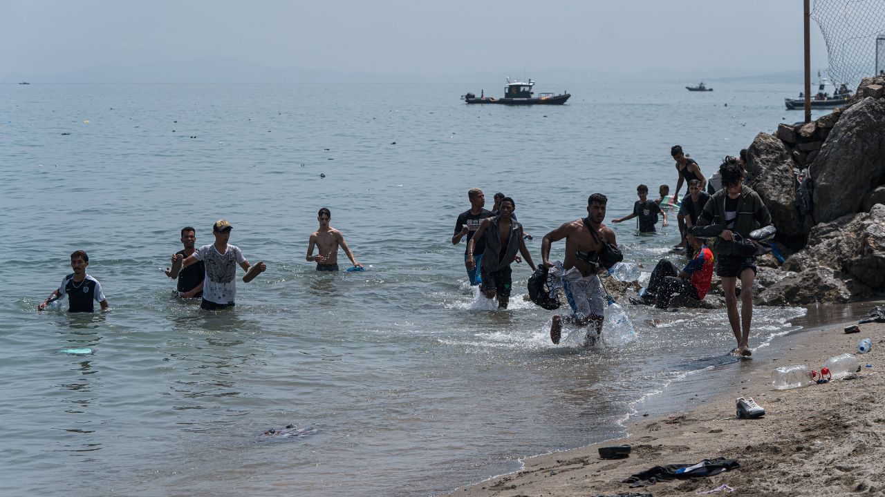 Migranti, la sinistra europea si spacca: Frederiksen sfida Sánchez sulla linea dura e il Pd di Schlein resta alla finestra