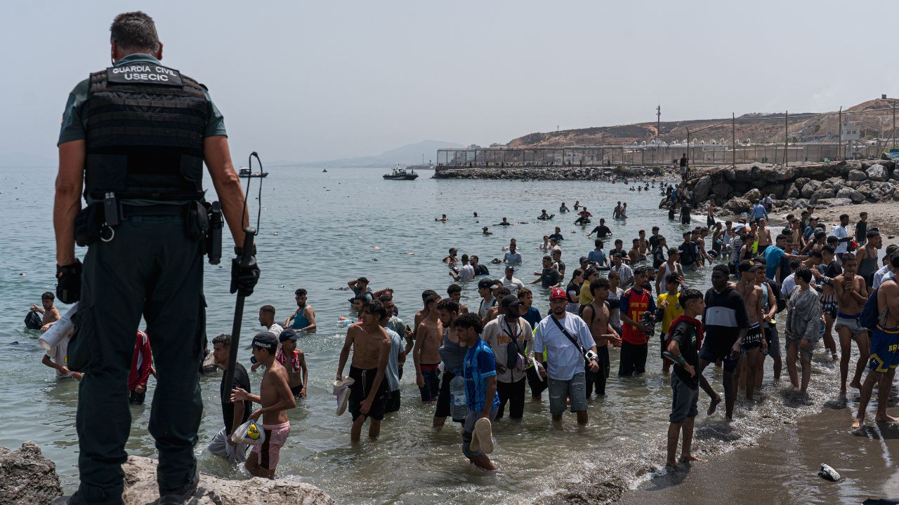 Ceuta, sui social parte il conto alla rovescia per un nuovo assalto il 15 agosto: Spagna e Ue temono un’altra ondata pilotata