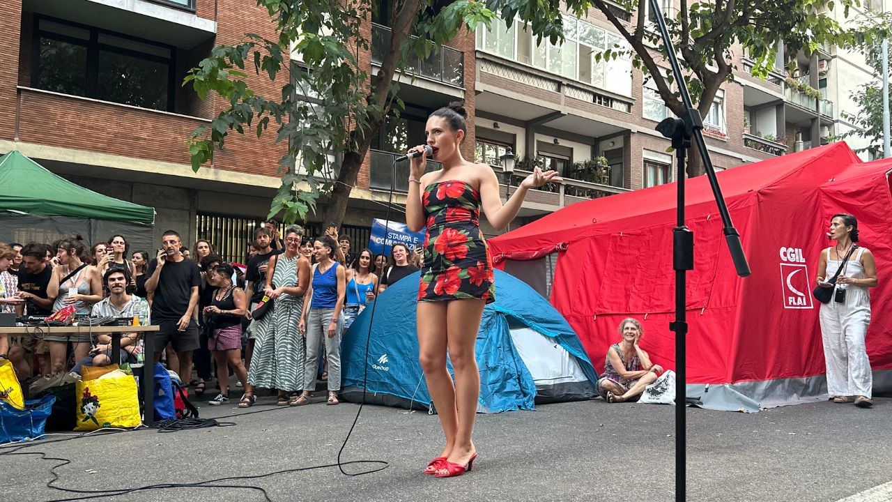 Ditonellapiaga a sorpresa allo Spin Time: musica e solidarietà per gli abitanti fuori casa