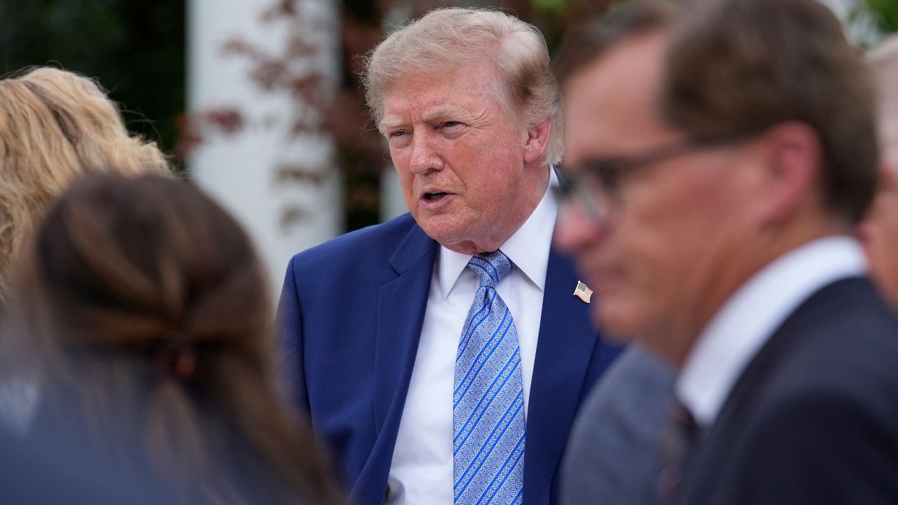 Donald Trump, dieci chili in più dal 2023: il presidente Usa arriva a 108 chili e si avvicina alla soglia dell’obesità