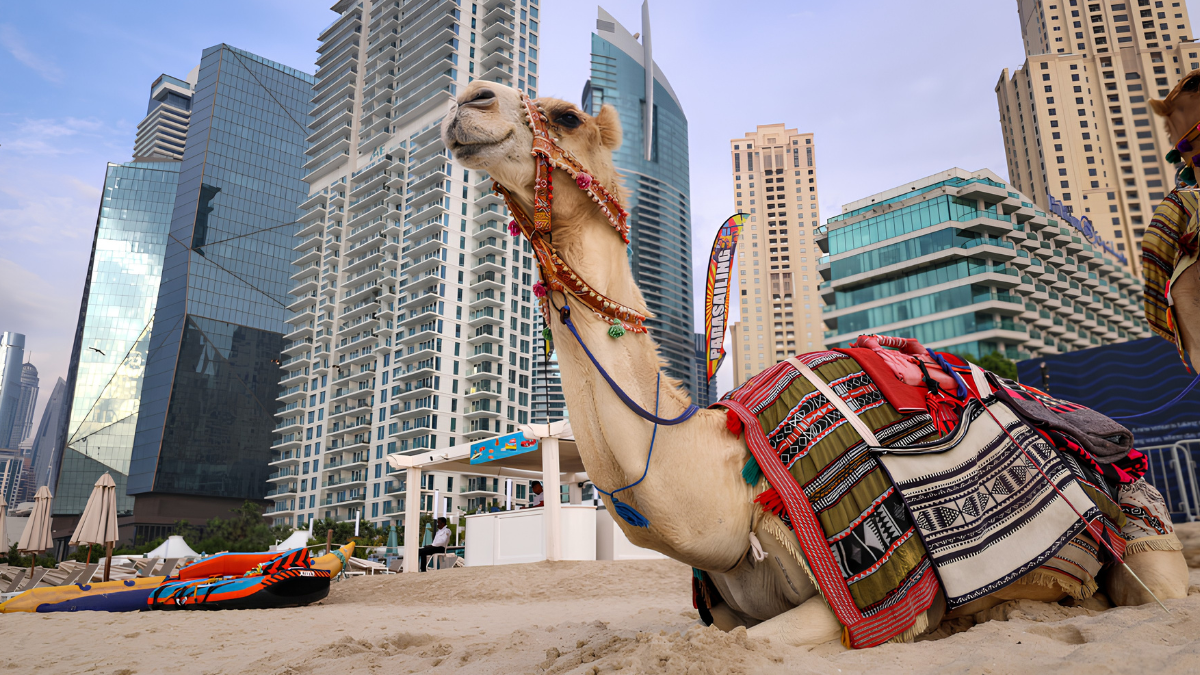 Allarme missili a Dubai, esplosioni nella città e ordine di cercare riparo nei rifugi: due ordigni dall’Iran cadono in mare